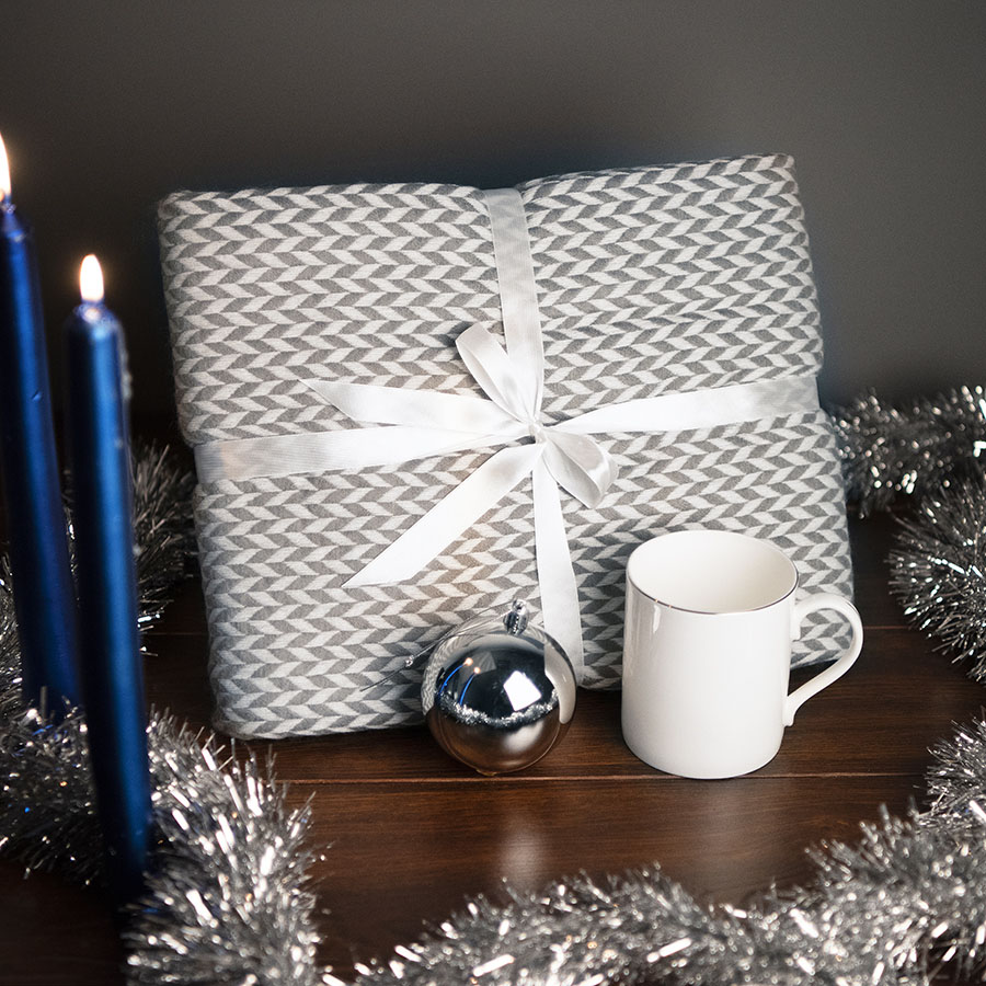 картинка Подарочный набор SILVER: плед, кружка, шар новогодний от магазина